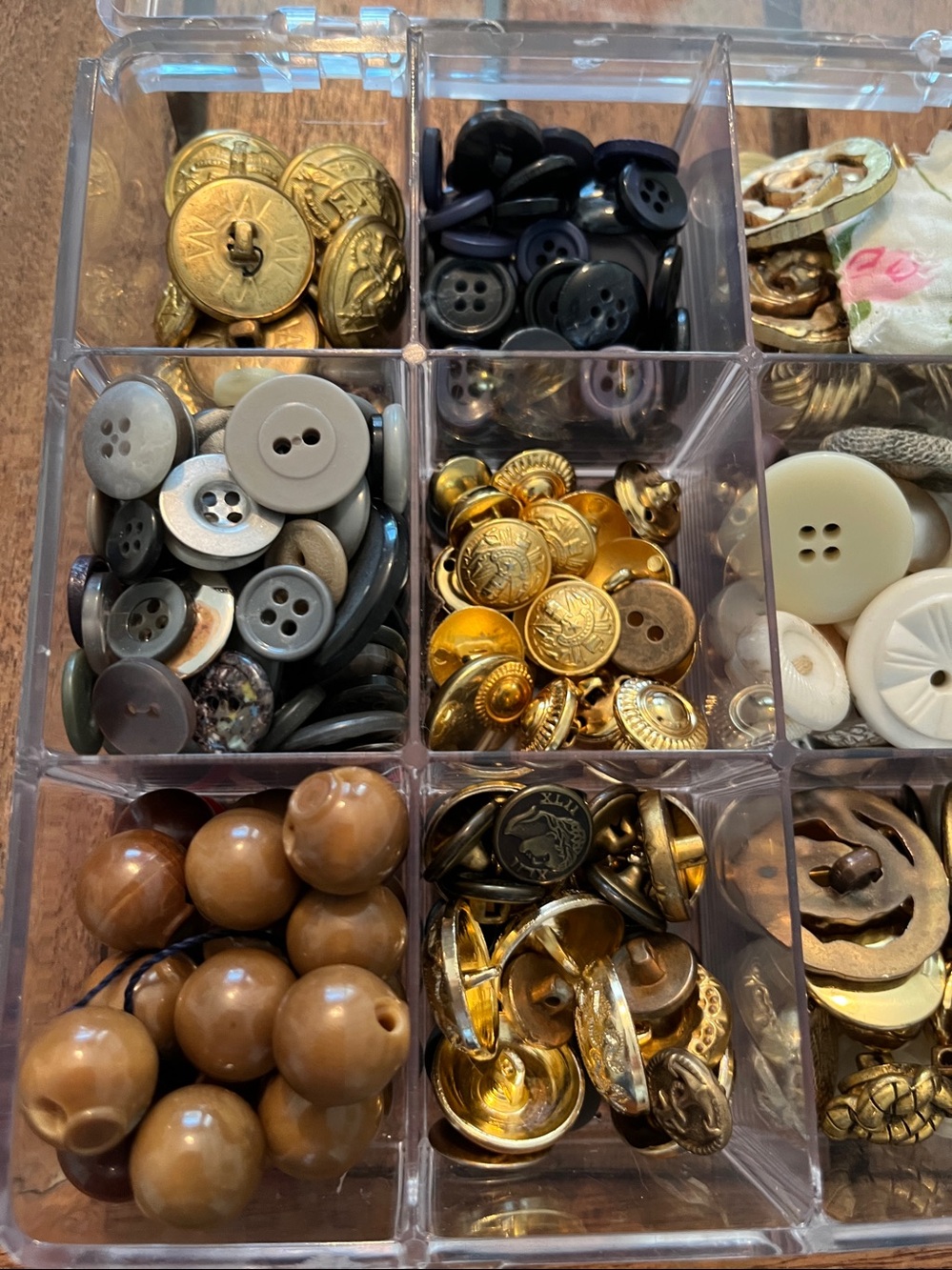 2.5 pounds of vintage buttons perfect for crafting or clothing restoration - Picture 2 of 5